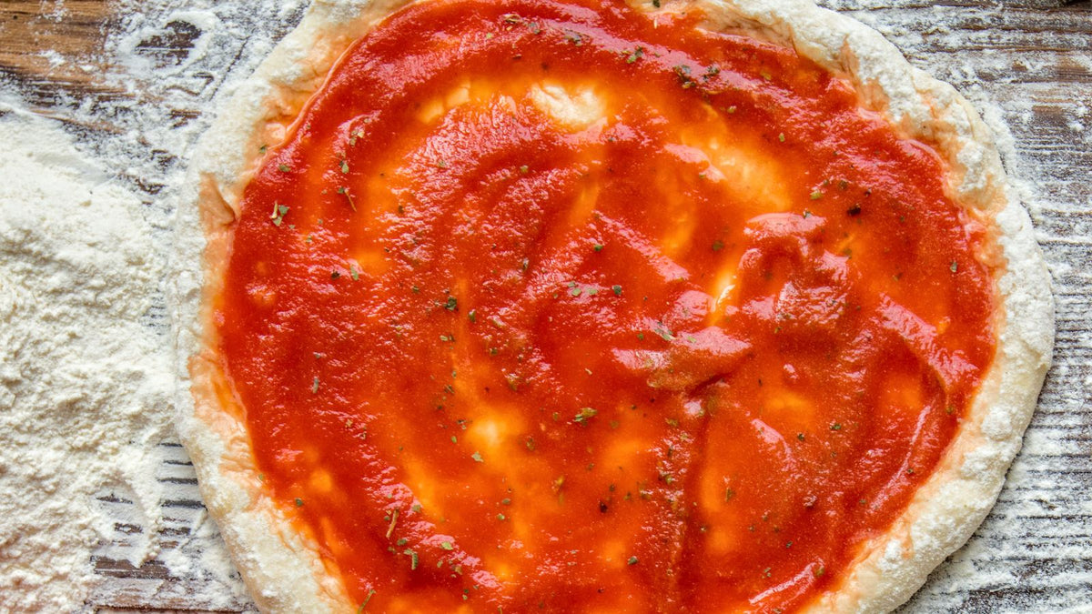 Recette de pâte à pizza à l'huile d'olive et avec de la sauce tomate frito
