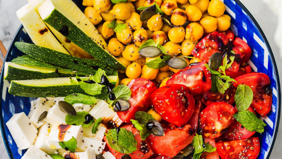 Salade de pois chiches, tomates, courgettes, feta et huile d'olive