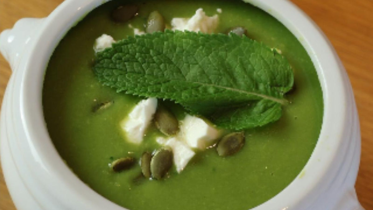 Velouté de petits pois avec de la menthe et de l'huile d'olive