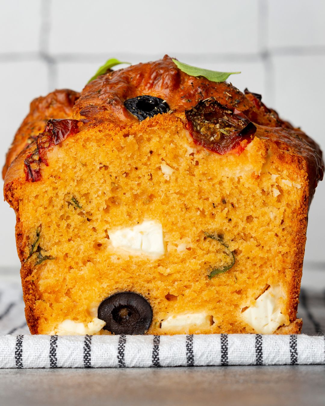 Cake aux lentilles corail, feta, olives et huile d'olive cuisson Loretta 1888