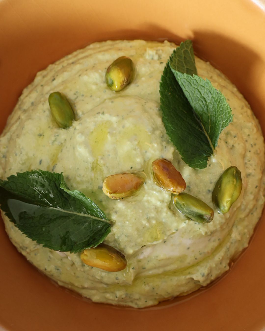 Crème à la feta, pistaches, menthe et huile d'olive à cru Loretta 1888