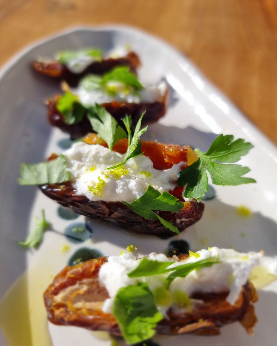 Dattes farcies à la ricotta, citron et huile d'olive à cru Loretta 1888