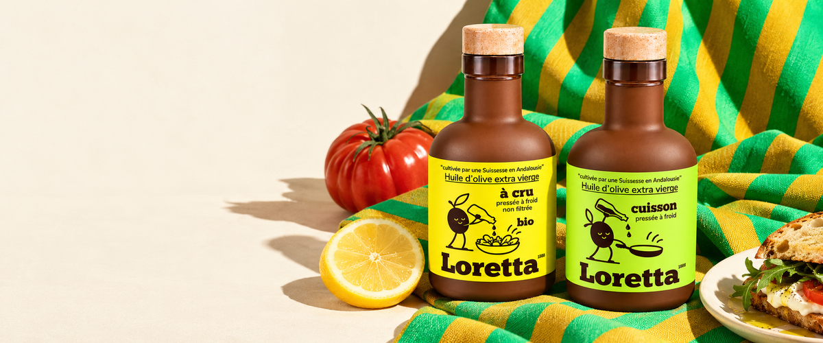 les 2 bouteilles d'huile d'olive extra vierges Loretta 1888 : à cru et cuisson sur une nappe