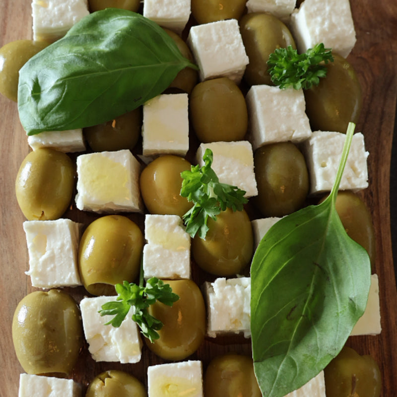 Assiette apéro avec olives Gordal et feta