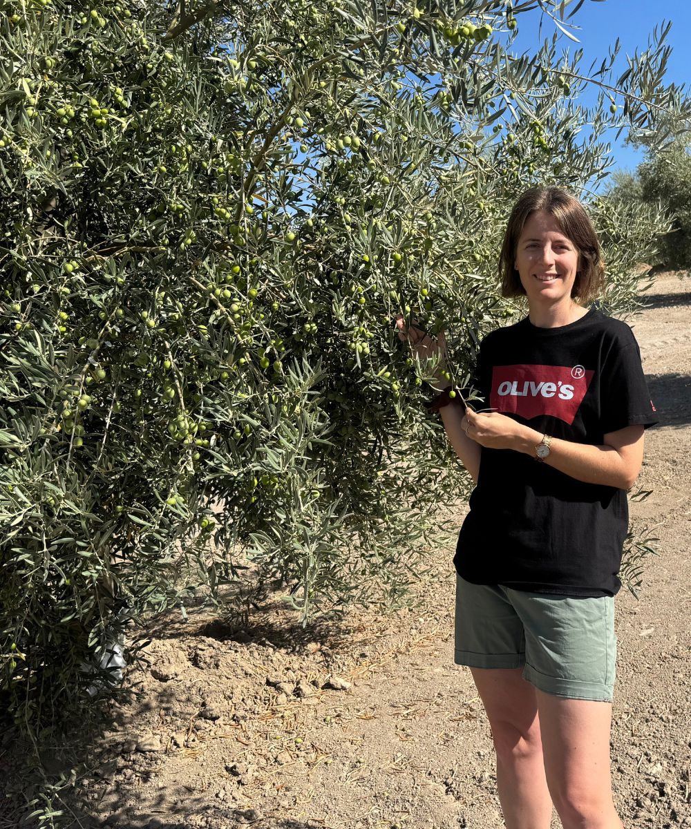 Alexandra, fondatrice de Loretta, devant un olivier