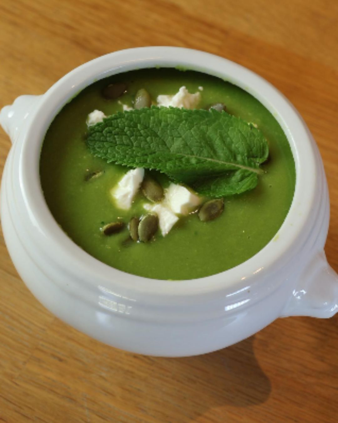 Velouté aux petits pois, menthe et huile d'olive cuisson Loretta 1888