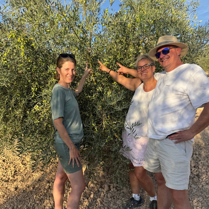 Personnes qui ont adopté un olivier Loretta en visite devant leur arbre